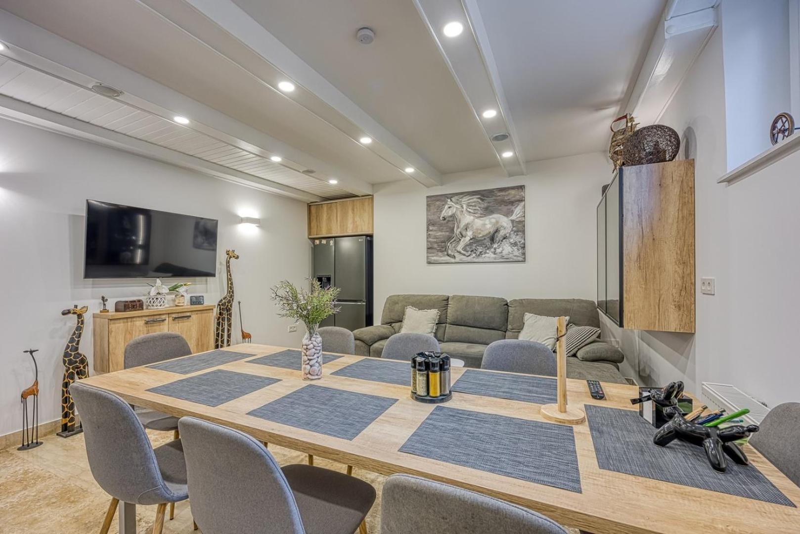 Adites Hotel Драмал Екстериор снимка