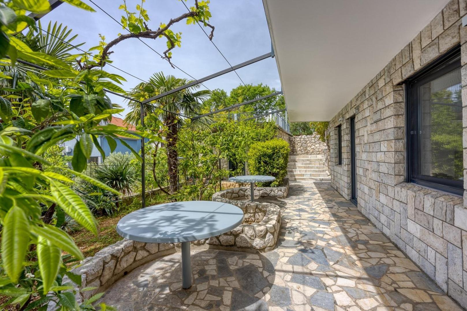 Adites Hotel Драмал Екстериор снимка